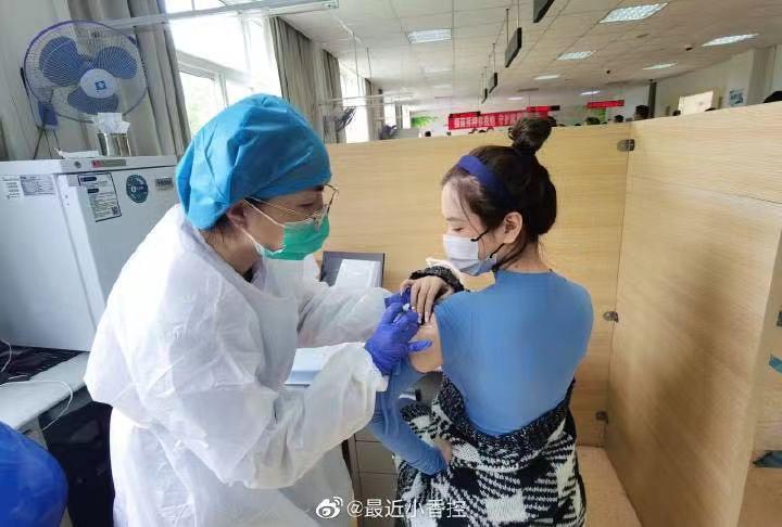 长这样↓↓↓答案就是——"露肩装"那什么是适合打疫苗的着装呢?