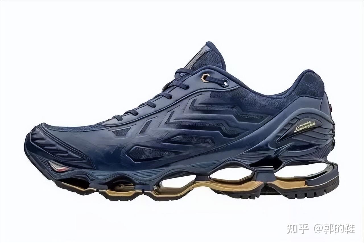 的变形来吸收冲击能量,从而达到缓震的效果,譬如弓形,波浪形硬质材料