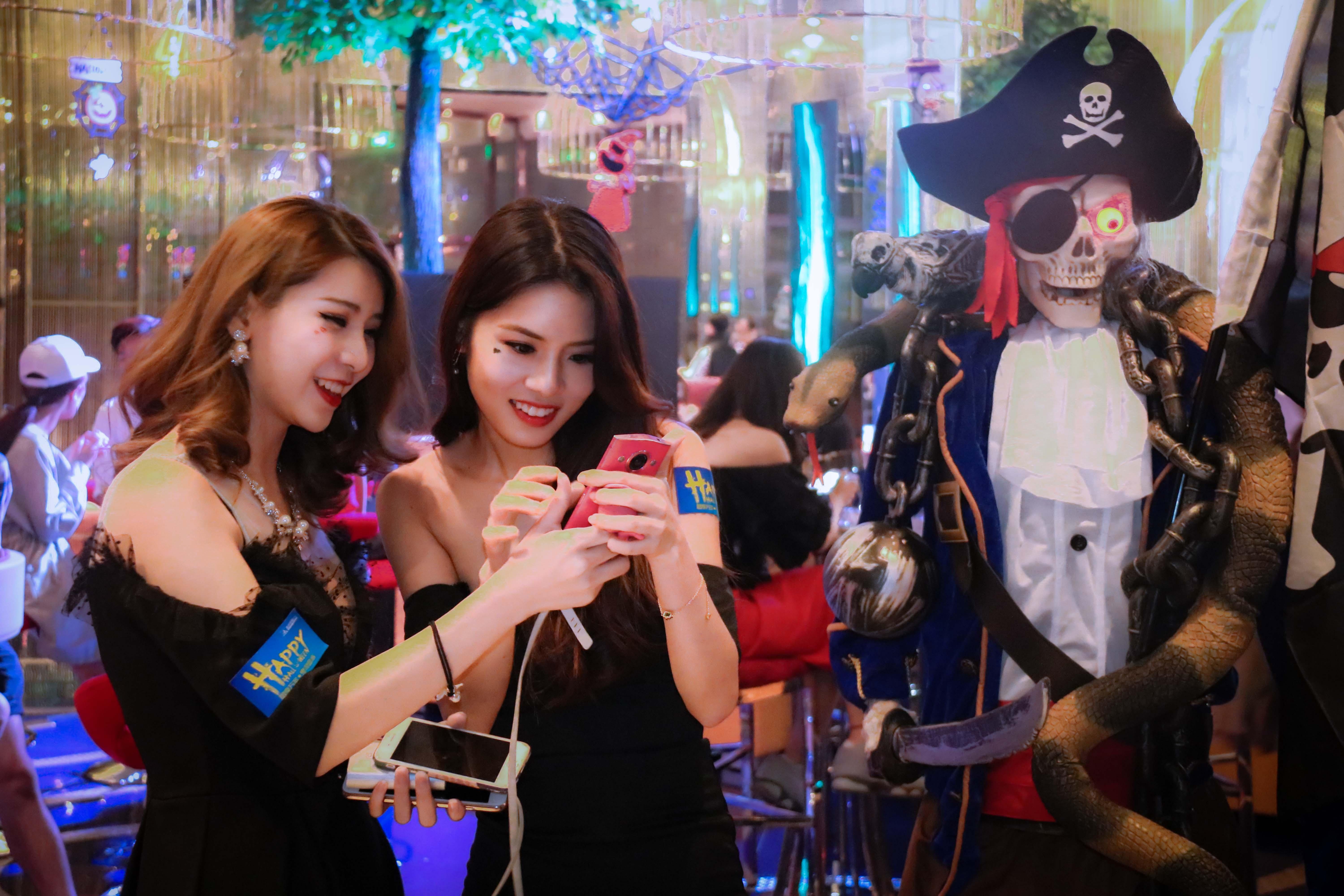 全城百位网红齐聚蓝色派对ktv狂欢万圣趴一大波美图来袭