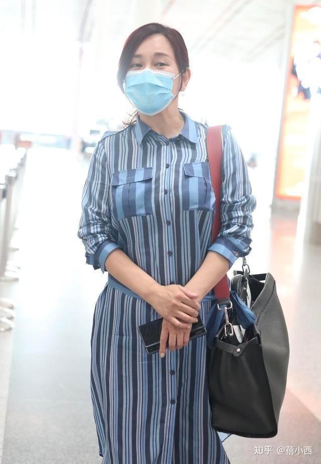 陈松伶是有点中年发福,但穿条纹连衣裙扎低马尾,微胖更有气质