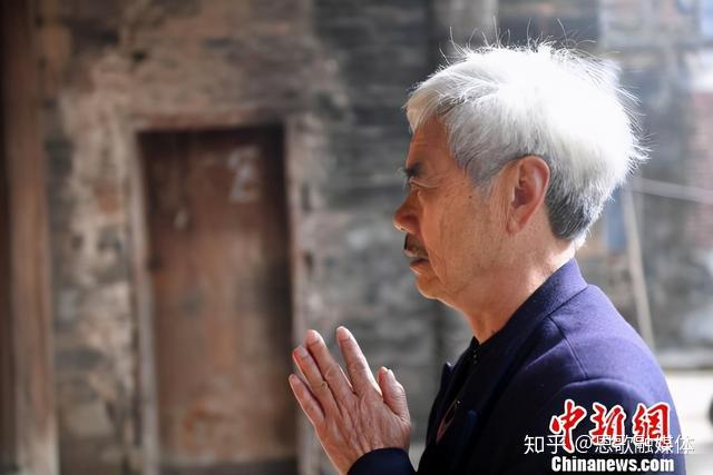 刘立身手指轻抚牌位上密密麻麻的刘氏英烈姓名,因为情绪难平而语句