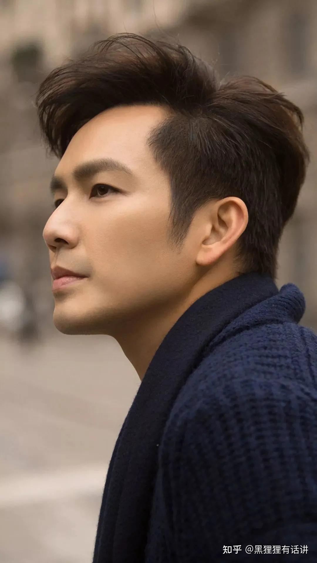 但是在古偶剧,都市情感剧中,他饰演过的霸道总裁,从脚到头发丝,帅气