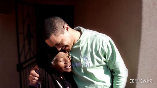 母亲的感恩教育让他走出贫民窟为全世界传播快乐