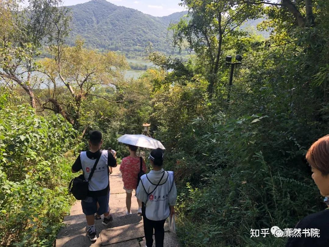 探访越王城遗址;编制并展示寻访"湘湖春色",探访"越王山城"小报等课程