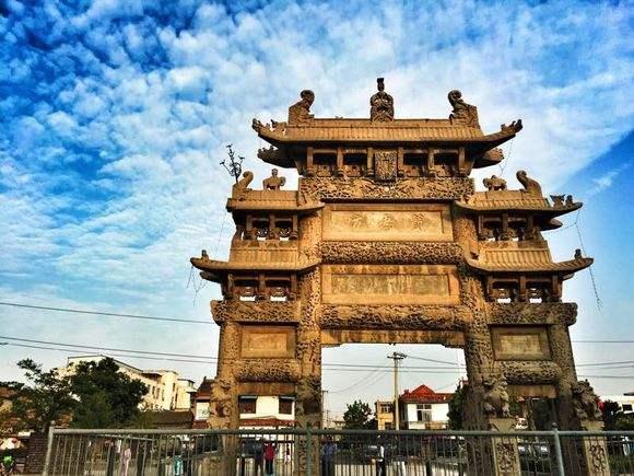 单县因舜帝之师单卷在此居住而得名.是汉朝女政治家吕后的故里.