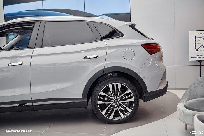 车门把手采用隐藏式门把手,电动车型常用的设计之一.