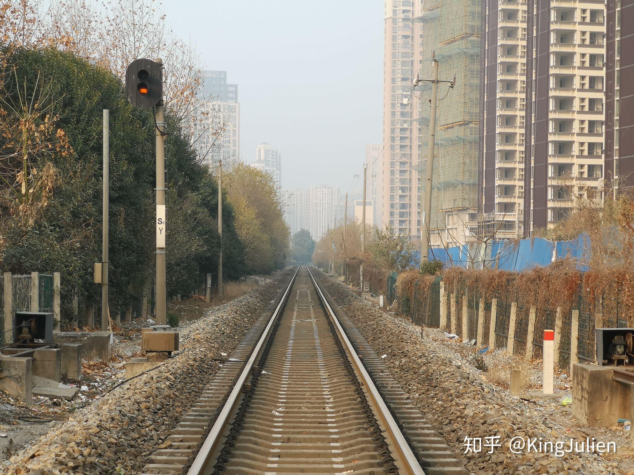 7日下午到达兰凌路道口时,位于道口的值班岗亭已经人去楼空,但信号机