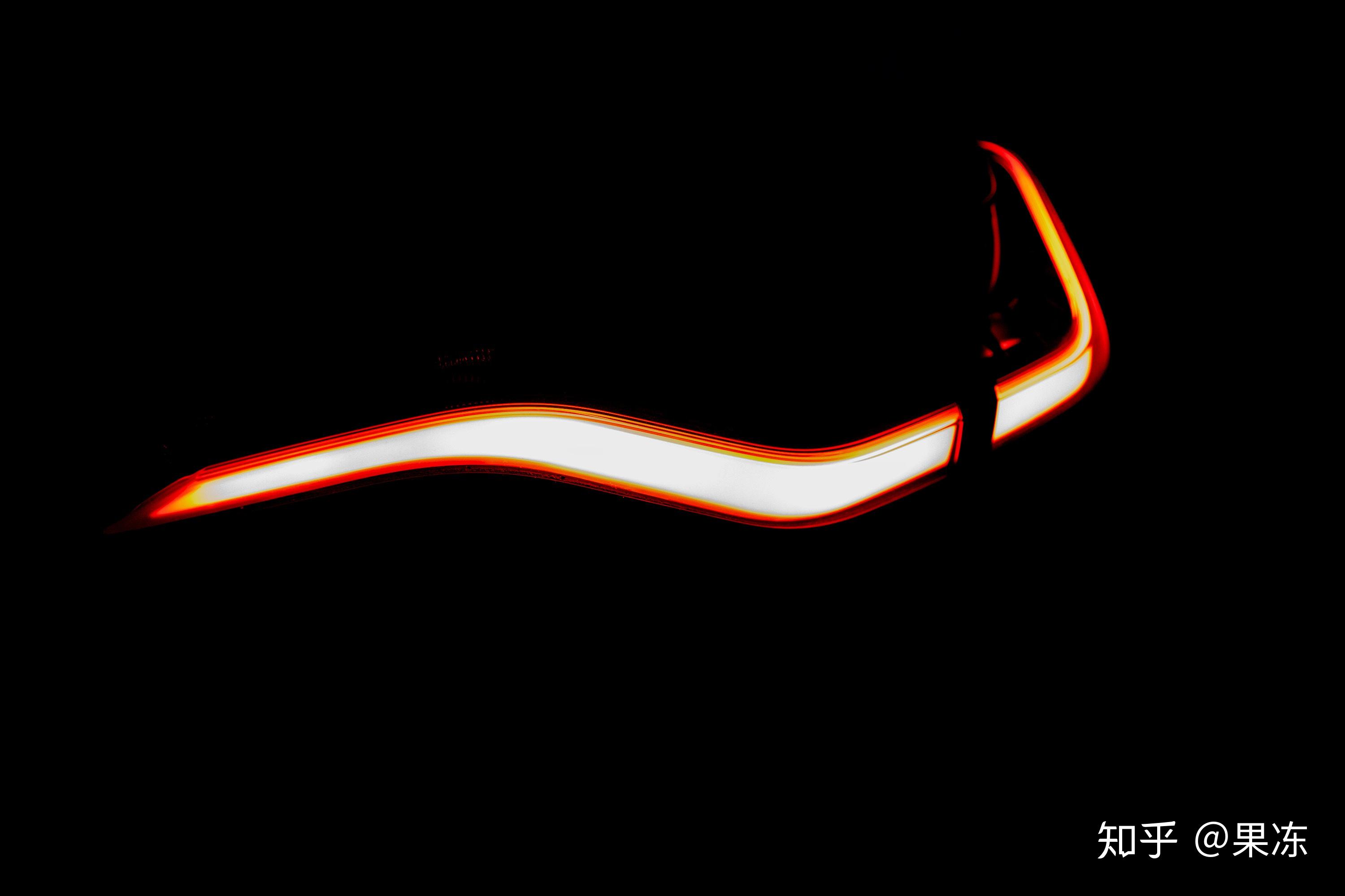 没有了传统转速表和速度表的仪表盘看起来有些乏味,运动模式下稍重的