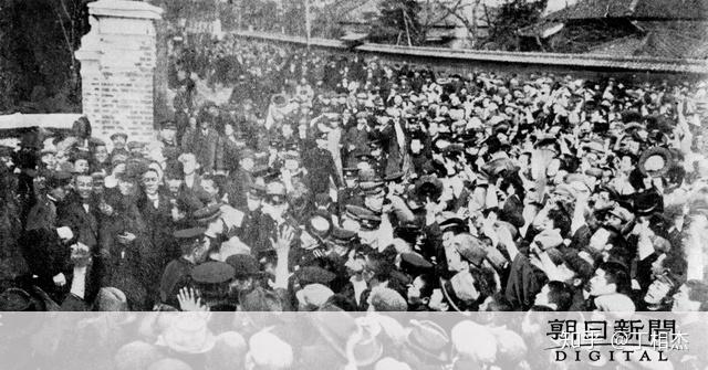 大将桂太郎和众议院第一党立宪政友会总裁西园寺公望轮流组内阁掌握