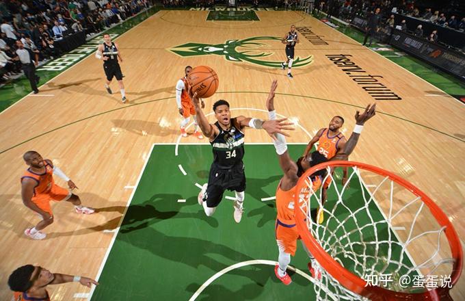 的球员,正是靠着这样封神级别的表现,雄鹿才得以在费哲论坛球馆以105