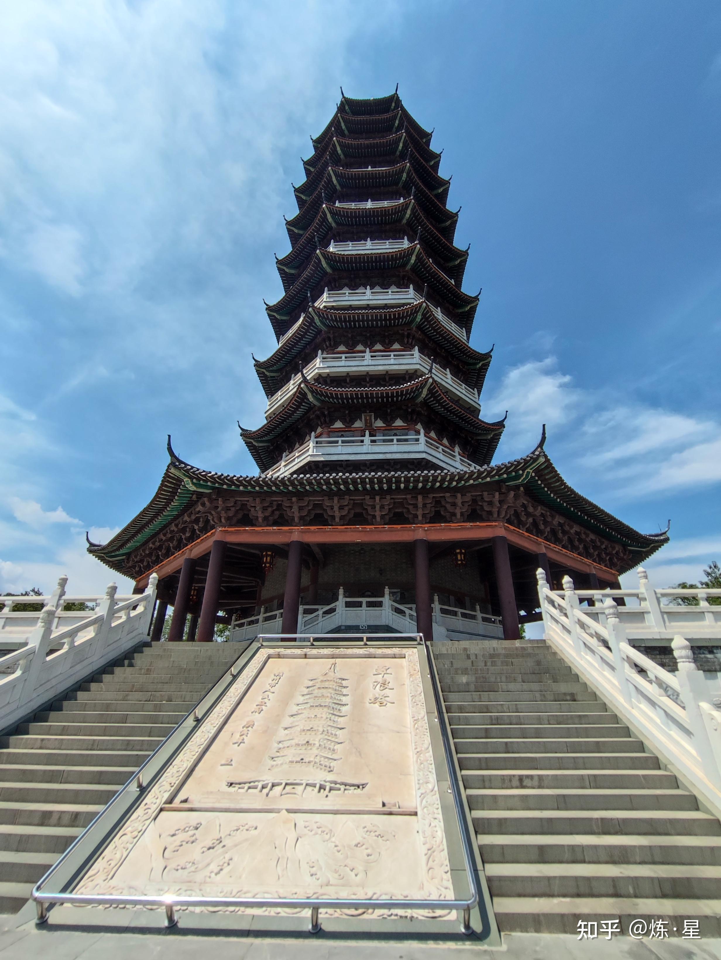 翠浪塔,晚上在操场上就能看到,九层,有彩灯,我们还在这拍了中国近代史