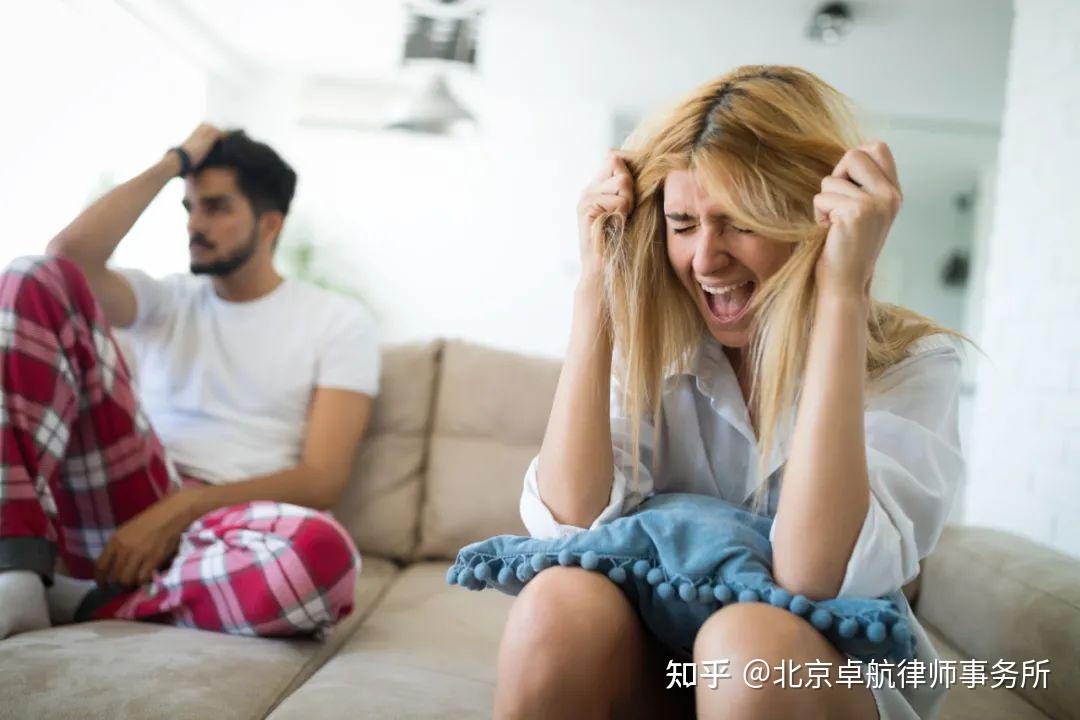 違法的 違法的因為它違反了《婚姻法》中夫妻之間應當忠誠的規定只是