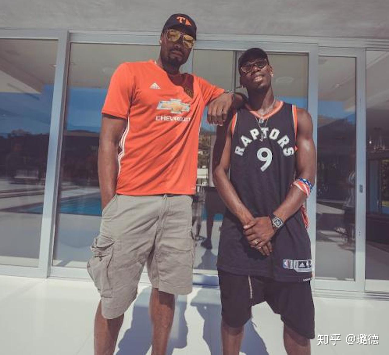 67足坛球星同篮球球星合影c罗小巧玲珑梅西似詹皇小弟