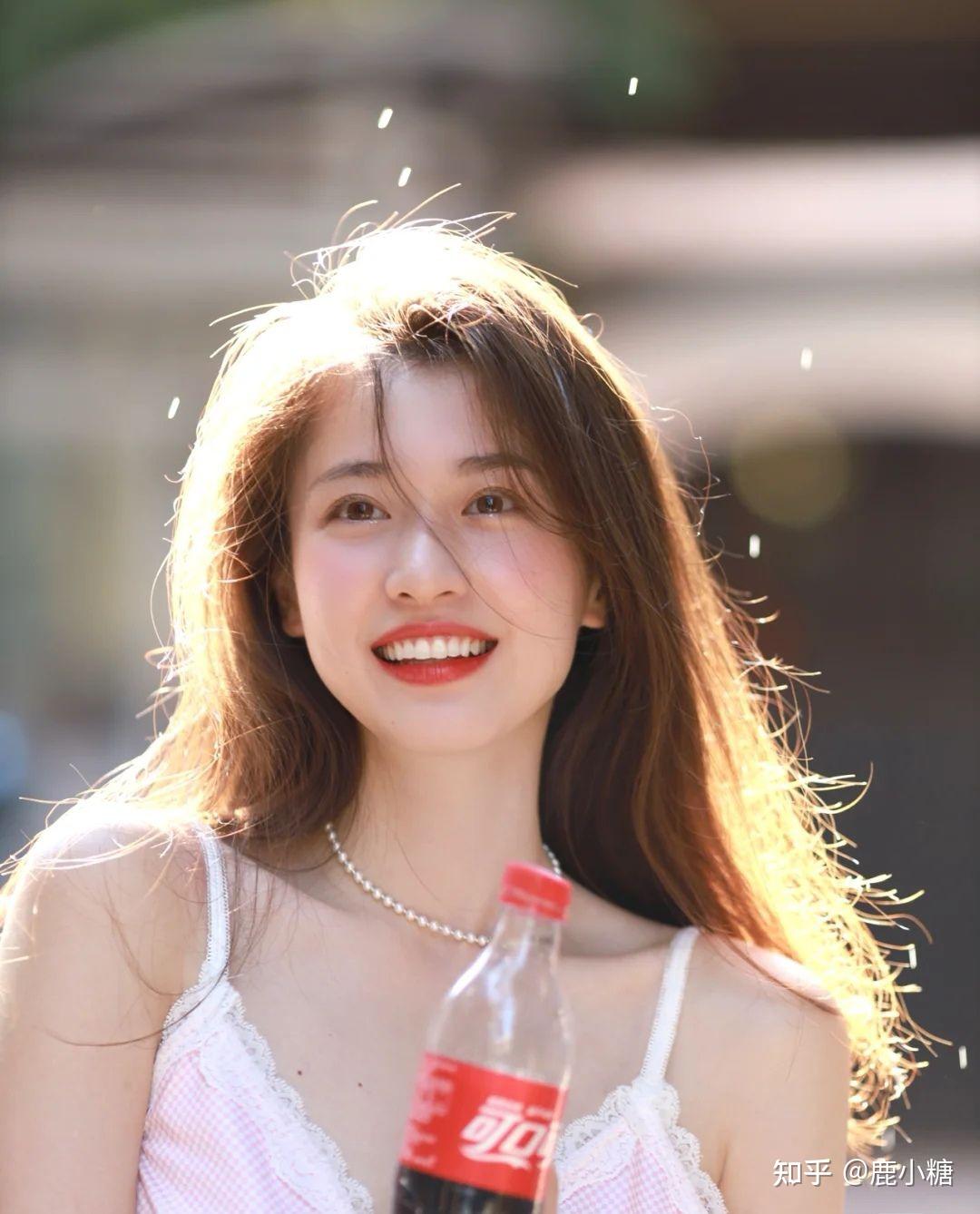这个时候,还是可爱更胜一筹就算是在地铁也能拍出好看的照片用可乐也