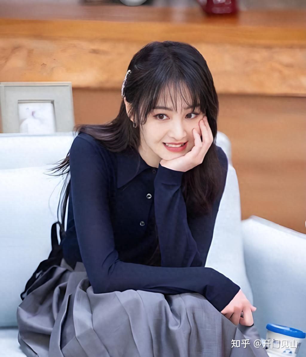 33岁郑爽现状滞留美国形象崩塌且弃养孩子为绿卡攀白人男友