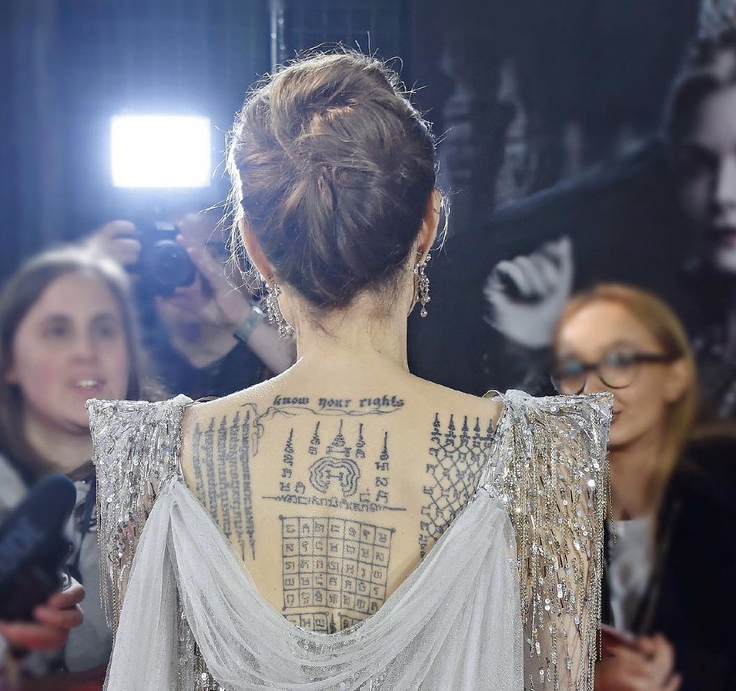 宽,全部人非常有型,非常大的亮点还在于安吉丽娜朱莉满背的纹身图案