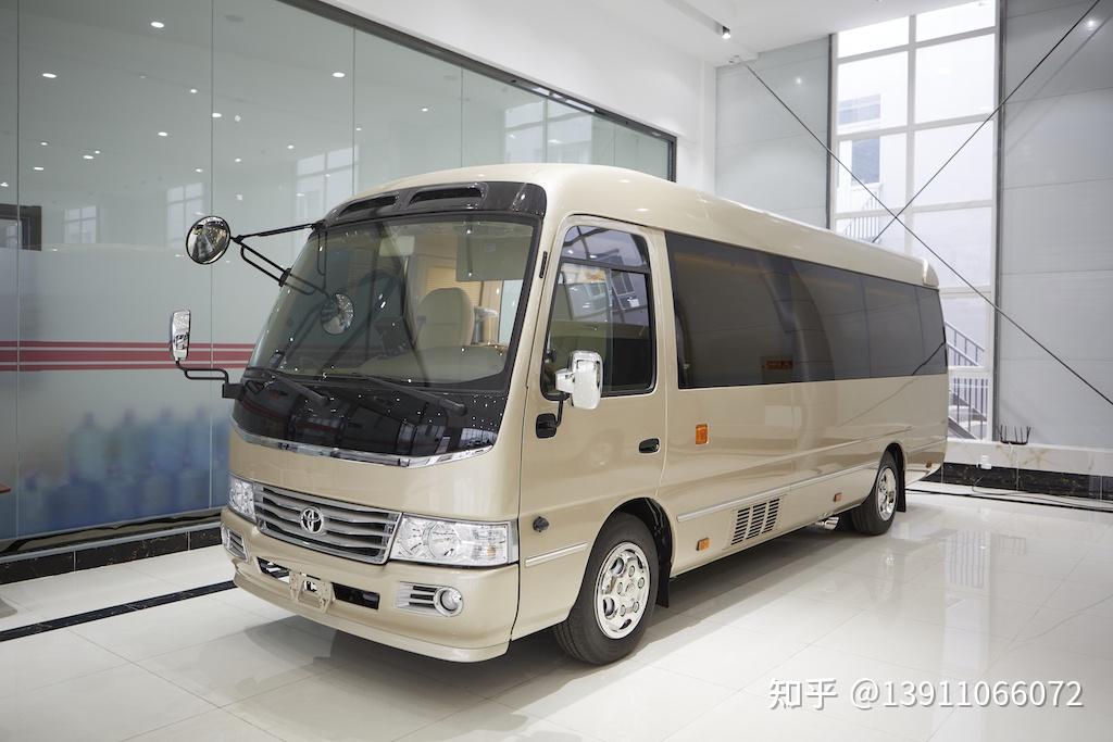 774米的中型客车,座位数最多23人定员,丰田考斯特最大的亮点就是内饰