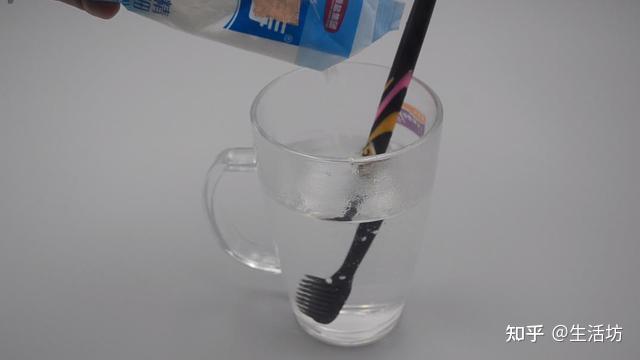 怎么洗牙刷 v2-481a8bad7b1bd3cde082e67336760f96_r.jpg