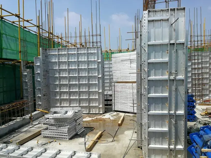 痛点:传统木模板质轻,价格低,但是不耐用,重复利用率低;钢模板强度大