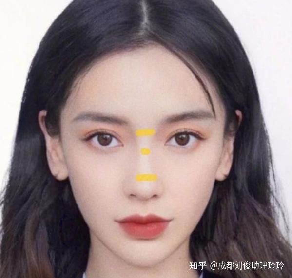 通过鼻整形手术,可调整鼻根和眉心三角区来做出双c线.