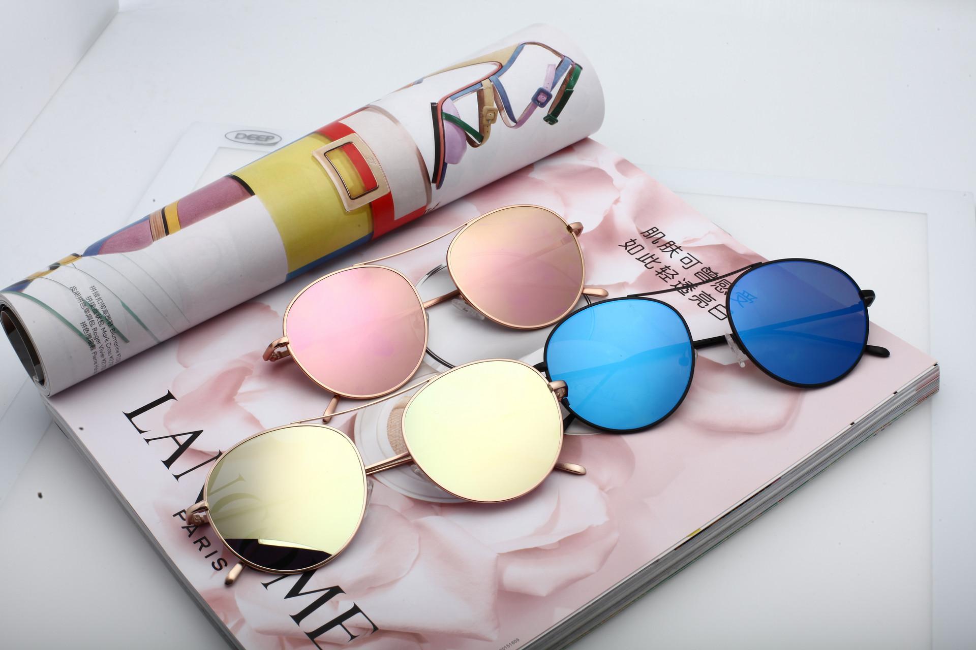 首先来科普一下什么是变色镜片