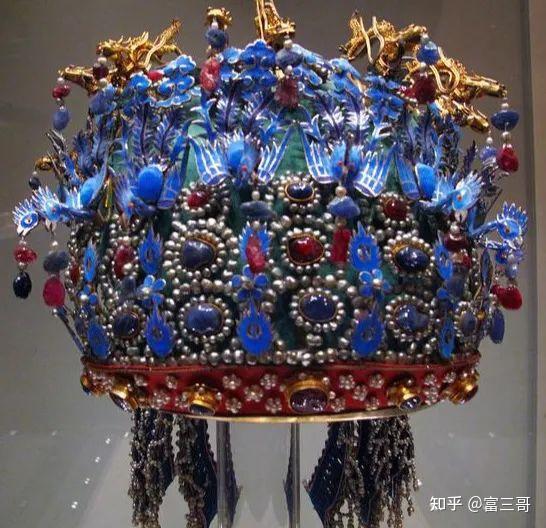 这顶凤冠非常的奢华,镶嵌着各种宝石,珍珠以及翡翠.