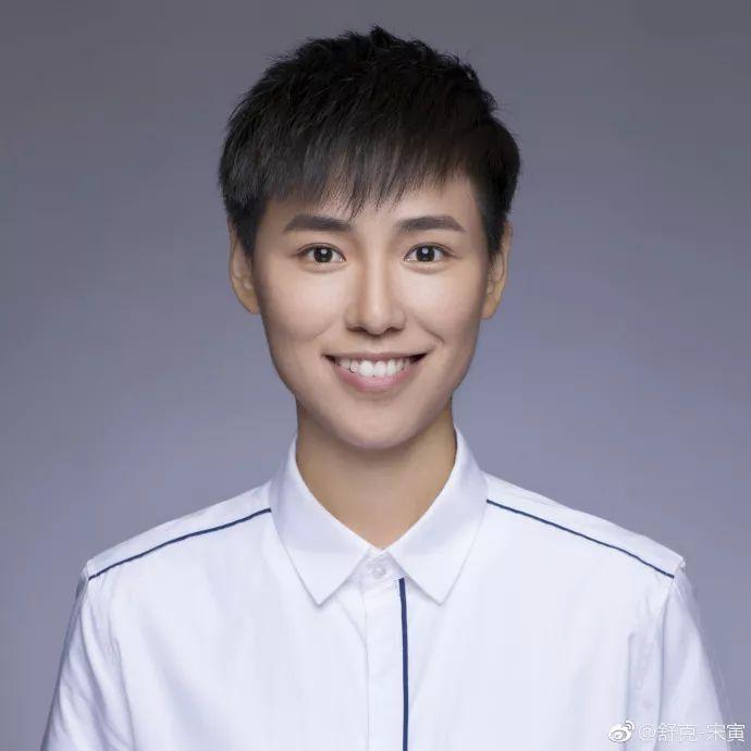 光理论教科书,摞起来能到1米77的宋寅腰部那么高,而且还是全英文上课.