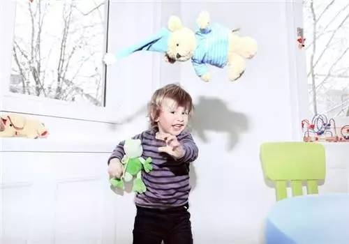 孩子扔玩具你一言不合就批评错啦