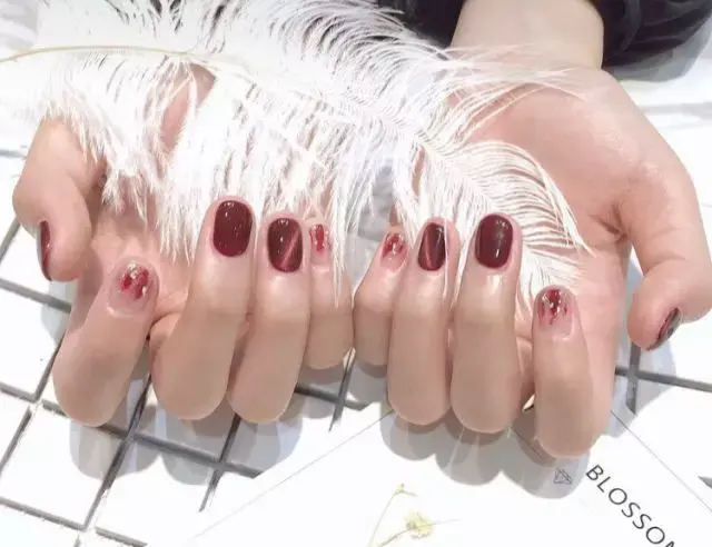 这里可能是最全的新年美甲集合了-新年美甲图片2021简单大方红色衣服