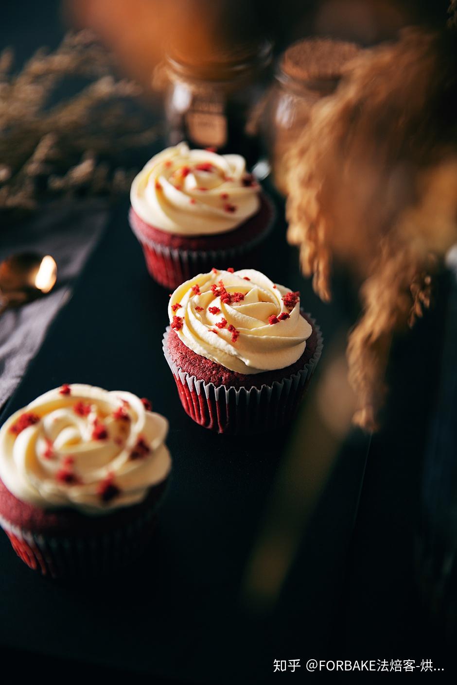 松软浪漫的红丝绒纸杯蛋糕无法抗拒的红色诱惑