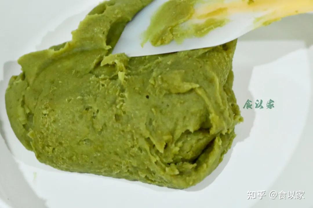 炒到绿豆泥可以成团了,并且不粘锅了,就可以加桂花.