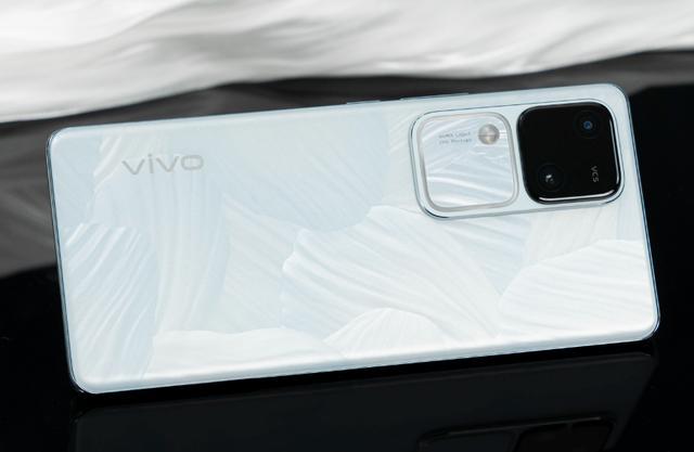 vivos18发布两个月直降455元骁龙7gen380w闪充