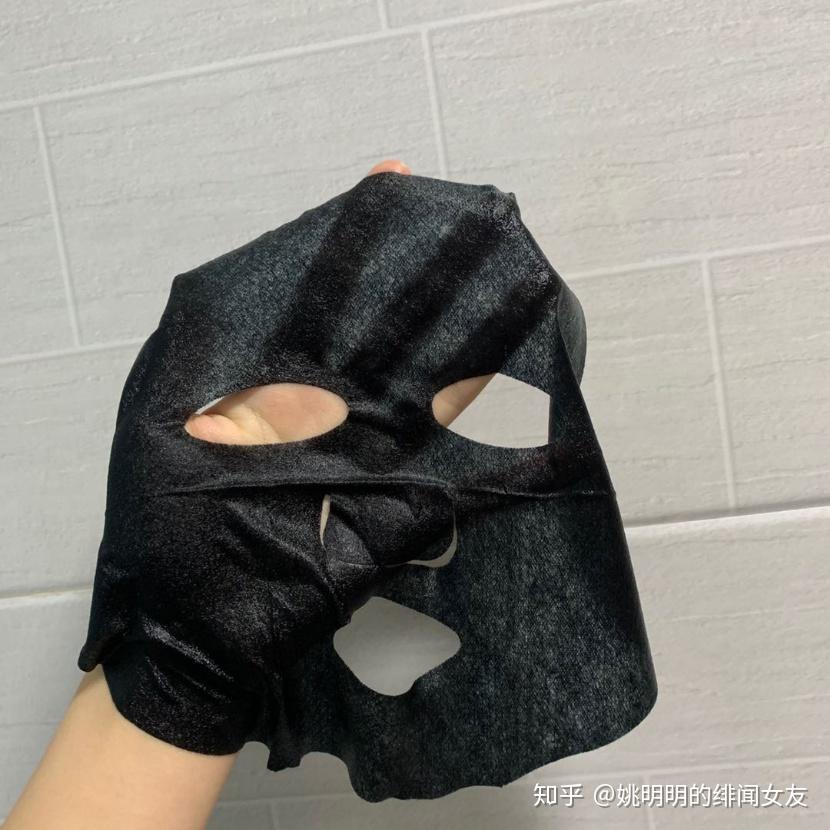 春雨旗舰店"剁手",要不然买到假面膜不光手疼心也疼~l 膜布:它的黑色