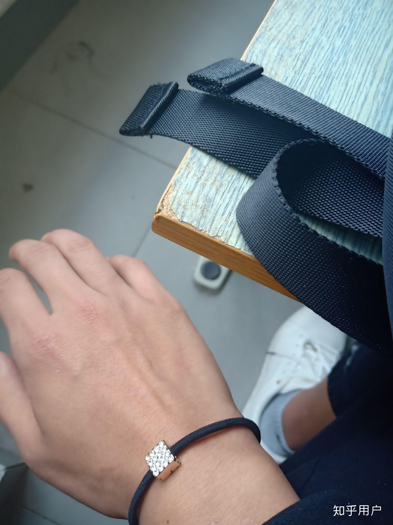 男生手上戴了皮筋是什么意思