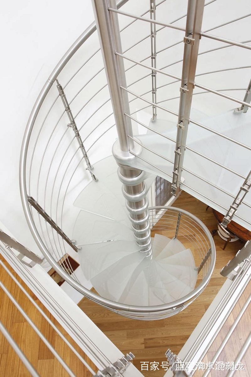 半透明的旋转楼梯这种设计给人一种半透明的错觉,使其成为一个令人