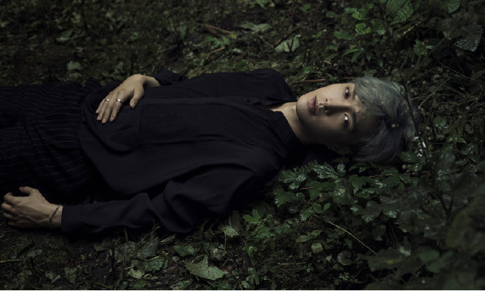 艺兴可能没有经历过什么刻骨铭心的爱情,但是那种青涩的伤痛感又好像