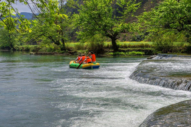 多彩云南罗平多依河漂流行去领略浓郁醉人的布依族风情