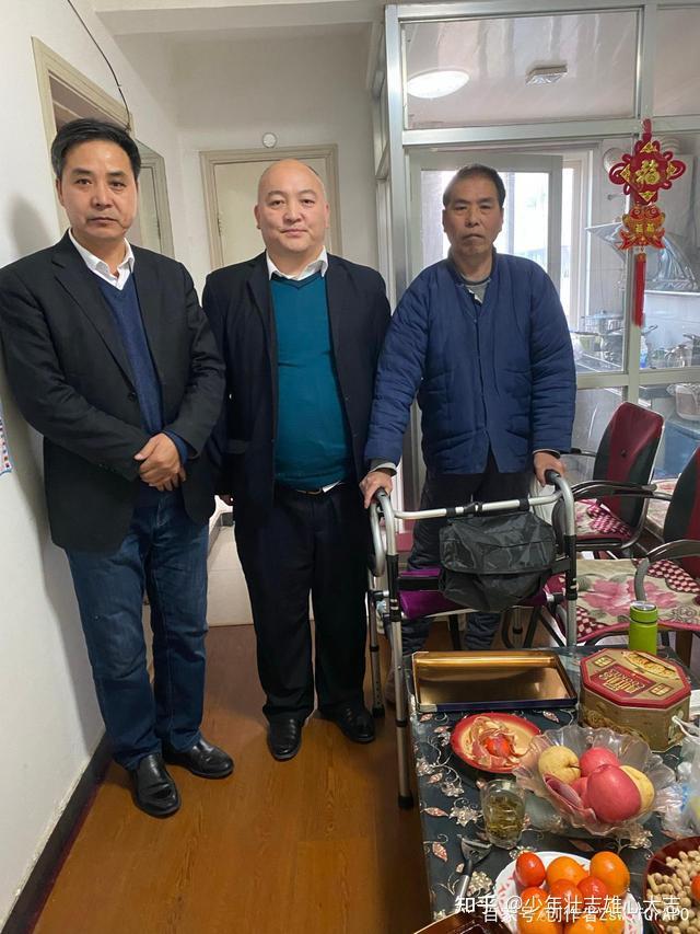 少华集团董事长高董专程前往富平县看望困难群众瘫痪在床的贫困户