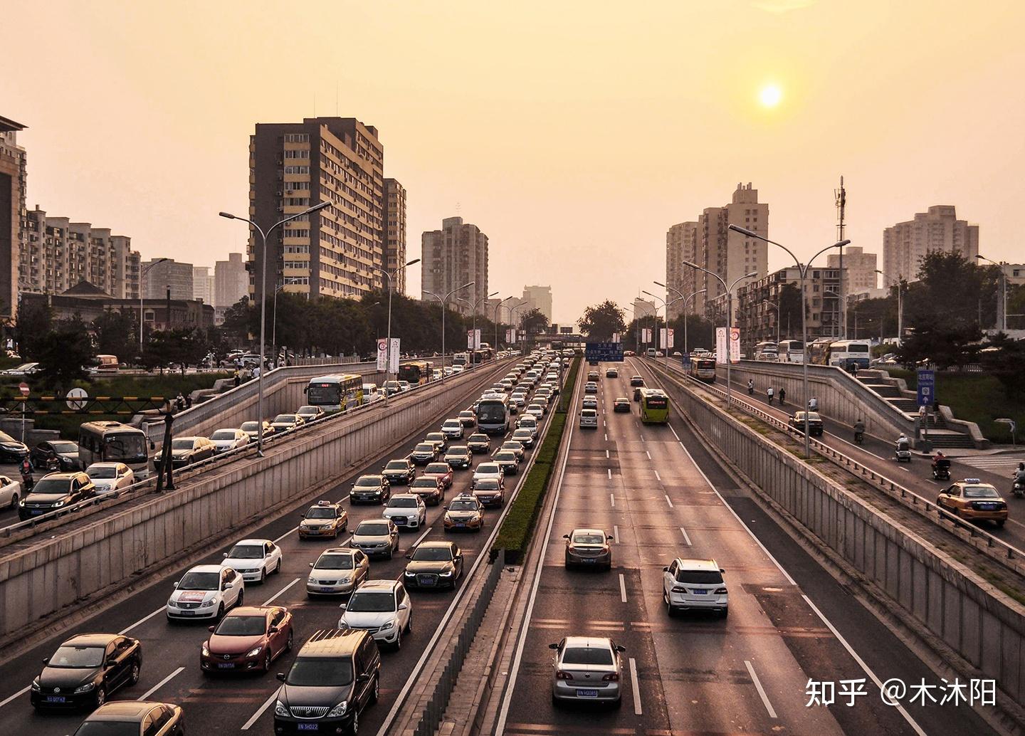 時光在不經意中流逝,回顧2021年,有太多和廣大車主息息相關的道路交通