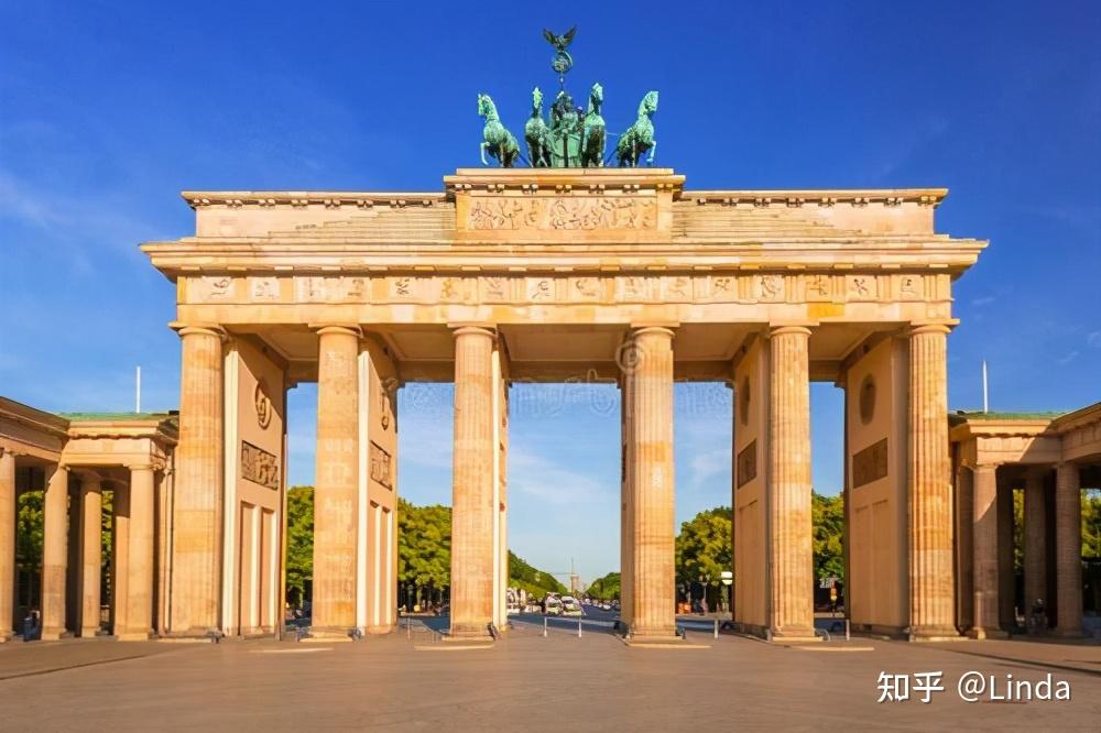 勃兰登堡门:是位于德国首都柏林的新古典主义风格建筑,由普鲁士国王