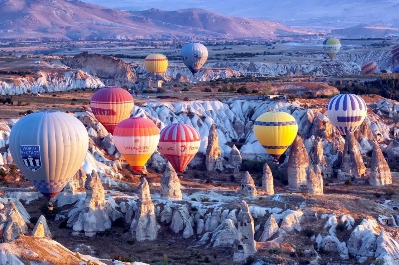 土耳其的热气球就像月球漫步
