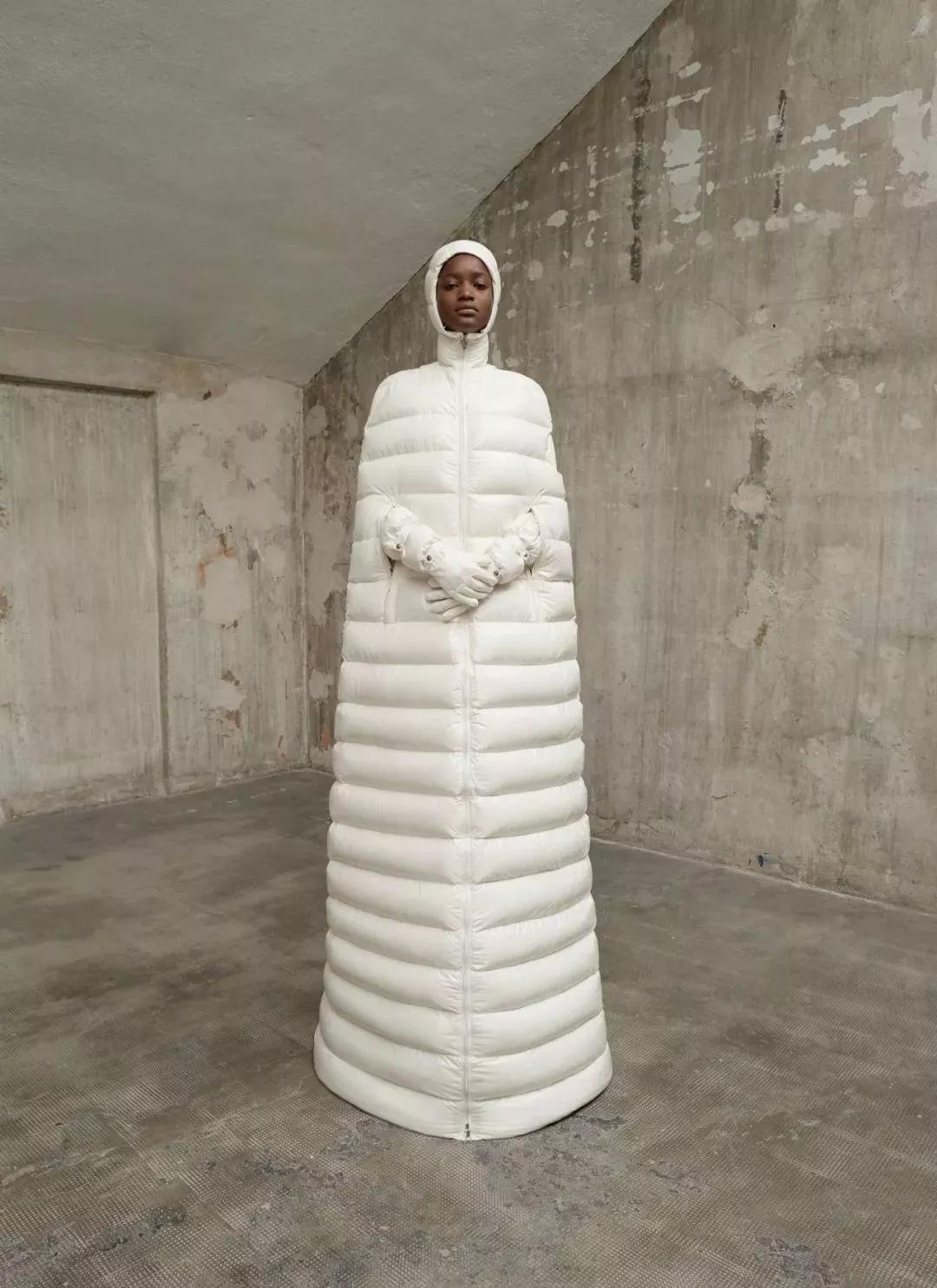 a型廓形是通过修饰肩部和夸张下脚线形成的,其外轮廓线从直线变成斜线