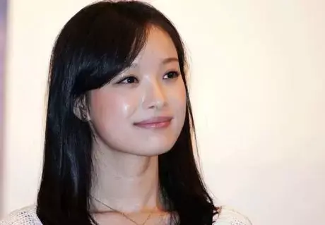 早期刚出道的倪妮,整个妆发都给人感觉很疲惫,感觉脸脏脏的,不干净.