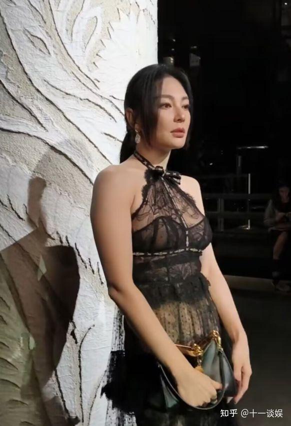 张雨绮时装周造型翻车衣服廉价被指像睡衣近照还撞脸秦岚