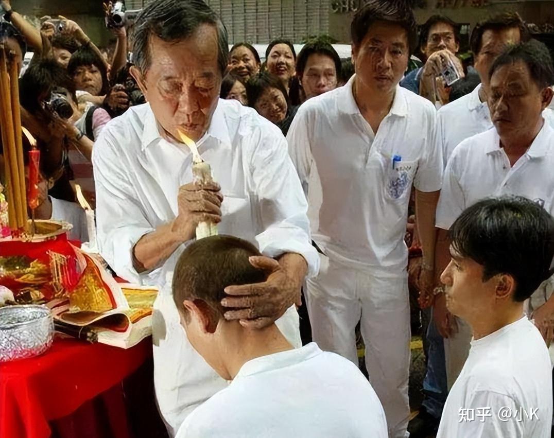 值得一提的是,首映会当天白龙王要求演员们都以一袭紫色衣服出席.