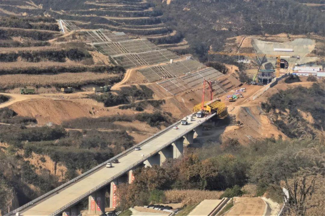 在11月30日同一天开工建设的还有西延高铁西铜段项目.