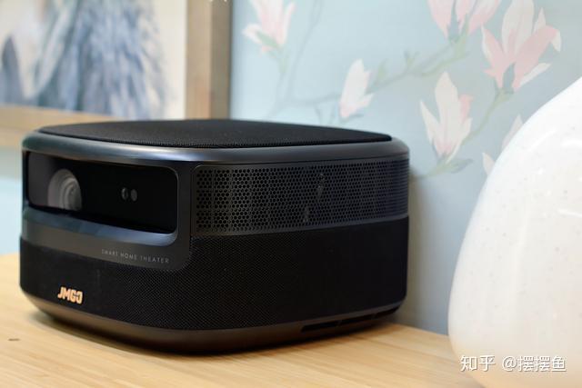 坚果v10新品:超高流明,白天看120寸巨屏效果如何?