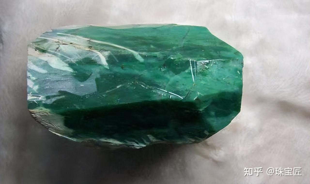 玉髓指的是无条纹构造的隐晶质石英集合体,根据颜色和所含其他矿物,可