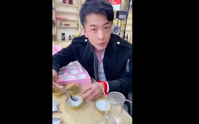 10月25日,快手主播"辛巴"辛有志及其徒弟在直播间里售卖燕窝产品.