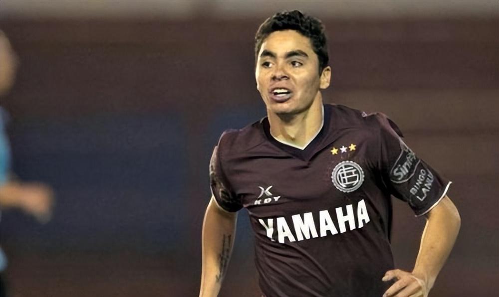 本赛季在纽卡状态神勇的阿尔米隆浓眉大眼的全村希望